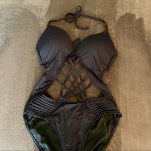 Kenneth Cole Crisscross One Piece Swimsuit!👙.